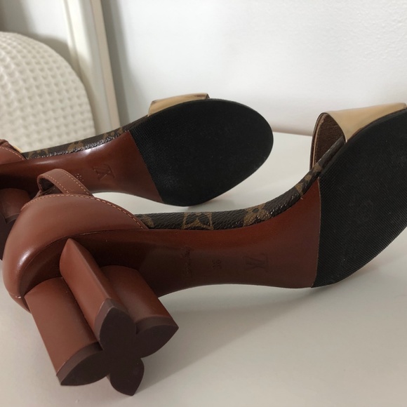 Louis Vuitton Gold Sandals - Picture 3 of 3